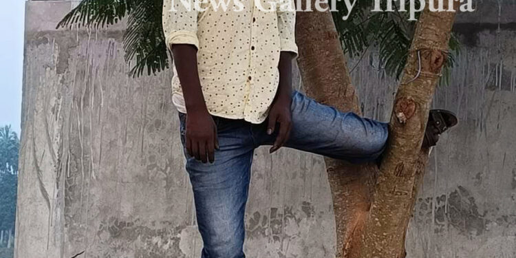 সাতসকালে ঝুলন্ত মৃতদেহ উদ্ধারের ঘটনায় ব্যাপক চাঞ্চল্য