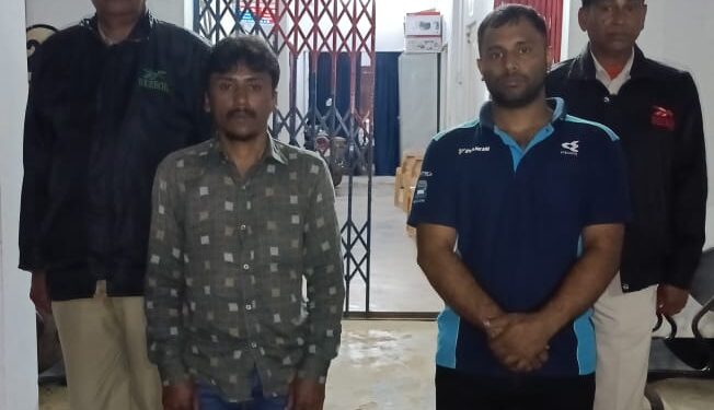 পুলিশের জালে ২ বাংলাদেশী!