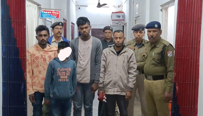 পুলিশের হাতে আটক চার বাংলাদেশী!