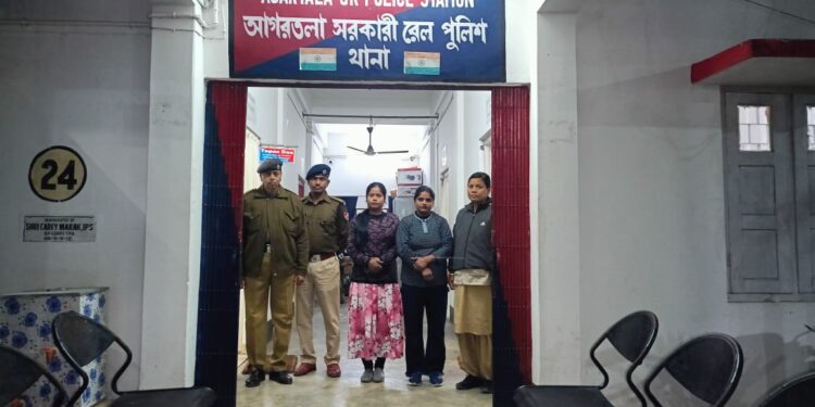 পুলিশের হাতে আটক ২ বাংলাদেশী মহিলা নাগরিক!