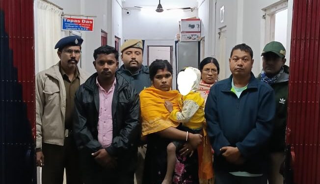 এক শিশুসহ দুই বাংলাদেশী আটক!