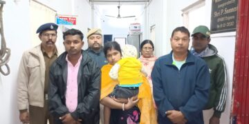 এক শিশুসহ দুই বাংলাদেশী আটক!