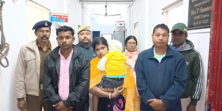 এক শিশুসহ দুই বাংলাদেশী আটক!