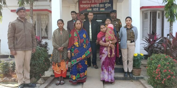 দুই শিশু সন্তান সহ চার বাংলাদেশী ও দুই ভারতীয় পাচারকারী আটক পুলিশের হাতে!