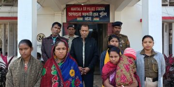 দুই শিশু সন্তান সহ চার বাংলাদেশী ও দুই ভারতীয় পাচারকারী আটক পুলিশের হাতে!