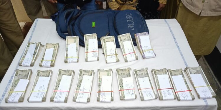 নগদ সাড়ে আট লক্ষ টাকা সহ পুলিশের হাতে আটক দুই!