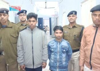 পুলিশের হাতে আটক দুই বাংলাদেশী!