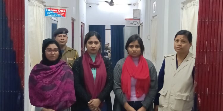 বুধবার তিন বাংলাদেশী যুবতী আটক!