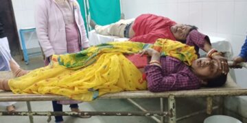 পিকনিকের গাড়ি গভীর খাদে পড়ে গুরুতর আহত ১০!