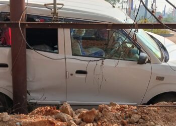 ভয়াবহ যান দুর্ঘটনায় অল্পেতে রক্ষা পথচারী সহ যাএী!