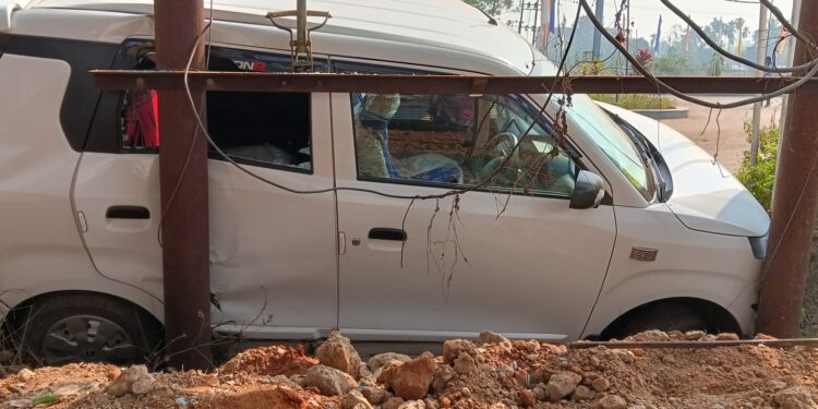 ভয়াবহ যান দুর্ঘটনায় অল্পেতে রক্ষা পথচারী সহ যাএী!