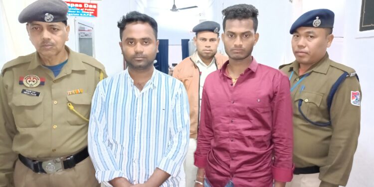 এক শিশু সহ দুই বাংলাদেশী আটক!