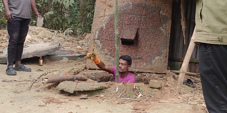 বাড়ির কাঁচা লেট্রিনের গর্ত থেকে উদ্ধার খুনের ধারালো অস্ত্র!