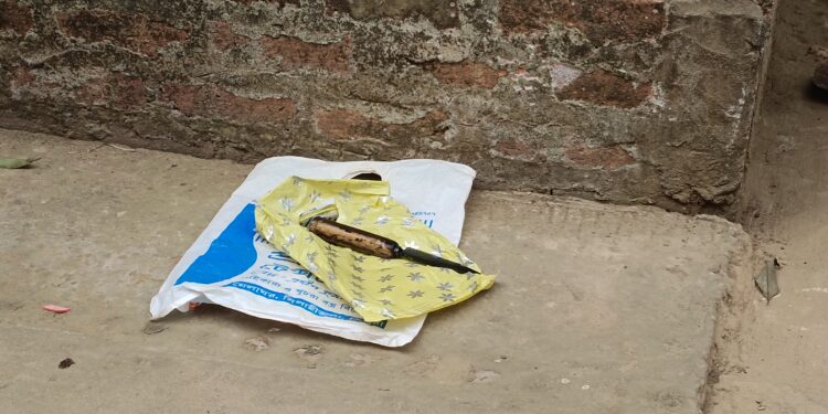 বাড়ির কাঁচা লেট্রিনের গর্ত থেকে উদ্ধার খুনের ধারালো অস্ত্র!