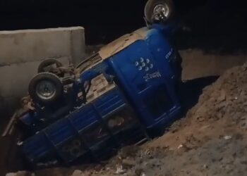 ব্রিজের এপ্রোচের বেহাল দশায় গভীর খাদে মালবাহী অটো ট্রাক!