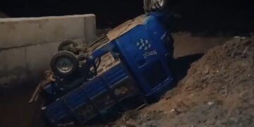 ব্রিজের এপ্রোচের বেহাল দশায় গভীর খাদে মালবাহী অটো ট্রাক!