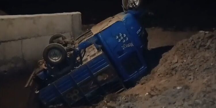 ব্রিজের এপ্রোচের বেহাল দশায় গভীর খাদে মালবাহী অটো ট্রাক!