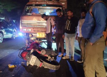 ট্রাক ও মোটর সাইকেলের মুখোমুখি সংঘর্ষ!