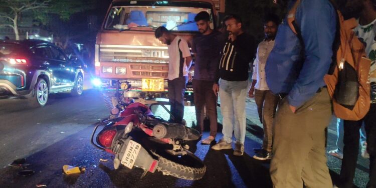 ট্রাক ও মোটর সাইকেলের মুখোমুখি সংঘর্ষ!