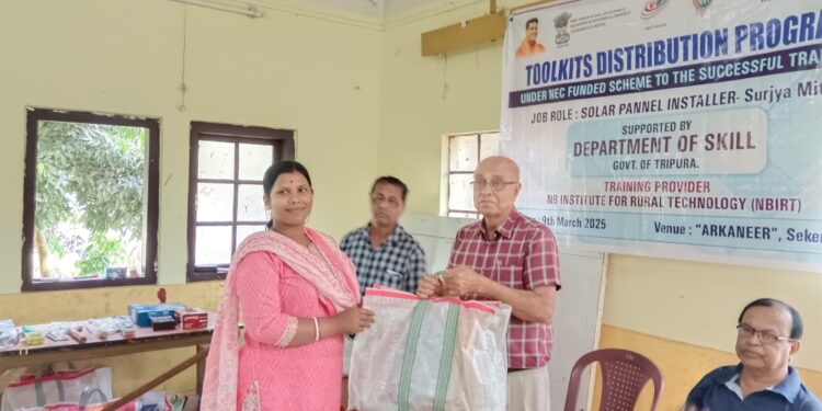 অর্কনীড়ের উদ্যোগে সোলার টেকনিশিয়ান টুলস কিট বিতরণ!