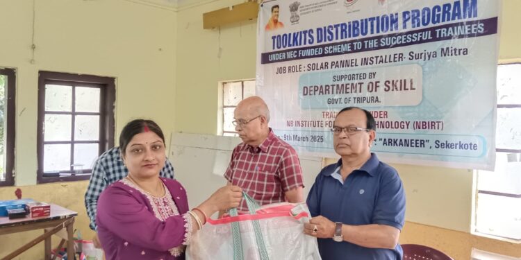 অর্কনীড়ের উদ্যোগে সোলার টেকনিশিয়ান টুলস কিট বিতরণ!
