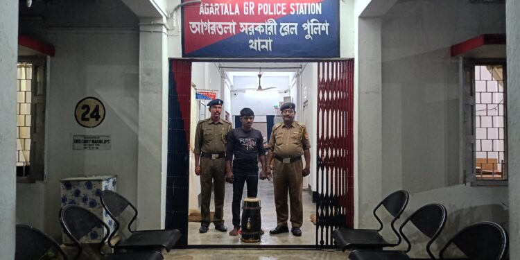 বাদ্যযন্ত্রের মধ্যে লুকিয়ে গাঁজা পাচারের সময় পুলিশের হাতে আটক এক