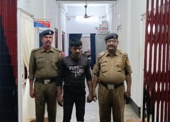 বাদ্যযন্ত্রের মধ্যে লুকিয়ে গাঁজা পাচারের সময় পুলিশের হাতে আটক এক