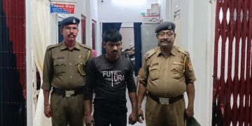 বাদ্যযন্ত্রের মধ্যে লুকিয়ে গাঁজা পাচারের সময় পুলিশের হাতে আটক এক