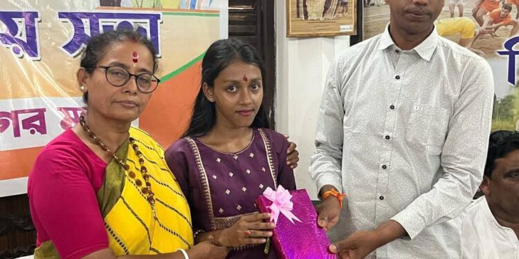 মেধাবী দুই কৃতি ছাত্রীর সংবর্ধনা জ্ঞাপন কমলাসাগরে