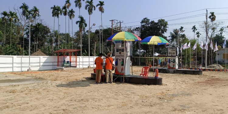 মহকুমা শাসকের হাত ধরে পেট্রোল পাম্পের শুভ সূচনা