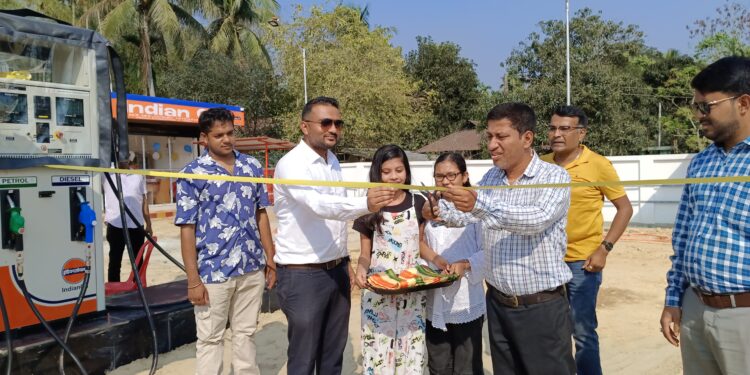 মহকুমা শাসকের হাত ধরে পেট্রোল পাম্পের শুভ সূচনা