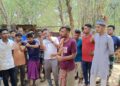 তাঁরকাটার বেড়ার ওপারে ভারতীয়দের পাশে মন্ডল সভাপতি