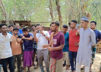 তাঁরকাটার বেড়ার ওপারে ভারতীয়দের পাশে মন্ডল সভাপতি