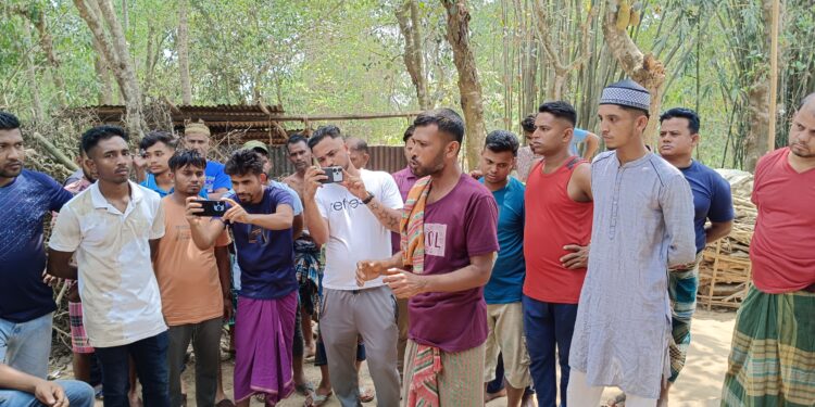 তাঁরকাটার বেড়ার ওপারে ভারতীয়দের পাশে মন্ডল সভাপতি