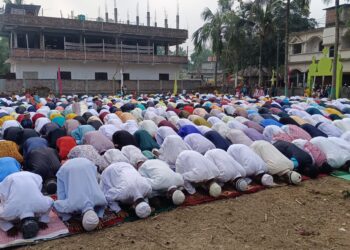সোমবার সারা রাজ্যের সাথে মতিনগরেও অনুষ্ঠিত ঈদের নামাজ