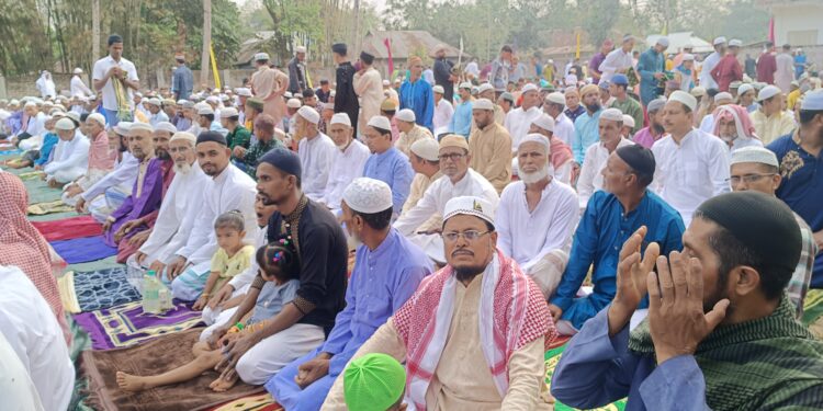 সোমবার সারা রাজ্যের সাথে মতিনগরেও অনুষ্ঠিত ঈদের নামাজ