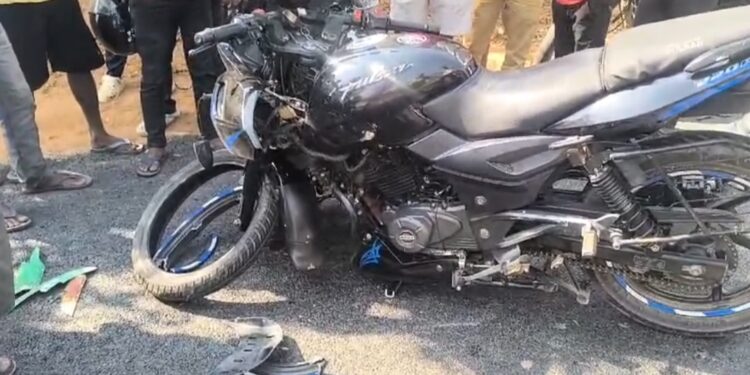 ত্রিমুখী যান দুর্ঘটনায় গুরুতর আহত এক!