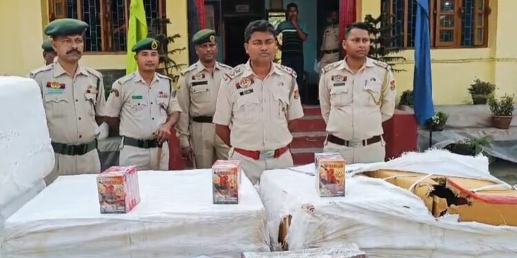 বাংলাদেশে পাচারের সময় ২৯ কাটুন ভর্তি শব্দবাজি সহ আটক দুই