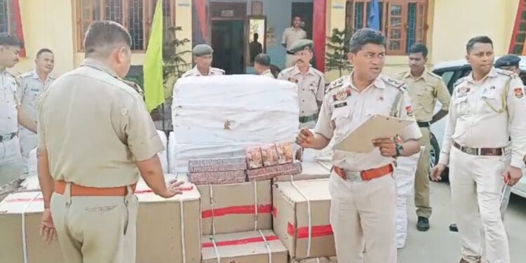 বাংলাদেশে পাচারের সময় ২৯ কাটুন ভর্তি শব্দবাজি সহ আটক দুই