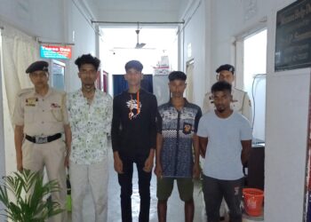 এক বাংলাদেশী সহ তিন ভারতীয় পুলিশের হাতে আটক