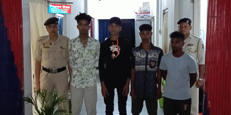 এক বাংলাদেশী সহ তিন ভারতীয় পুলিশের হাতে আটক