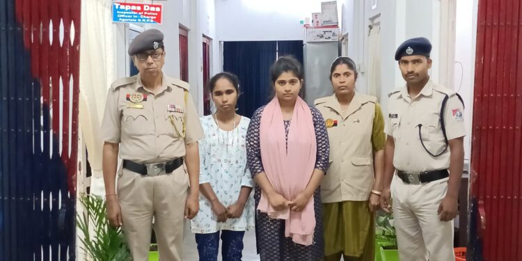 পুলিশের হাতে আটক দুই বাংলাদেশী মহিলা