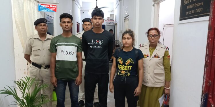 পুলিশের হাতে আটক এক মহিলা সহ তিন বাংলাদেশী