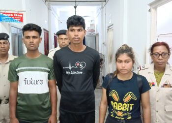 পুলিশের হাতে আটক এক মহিলা সহ তিন বাংলাদেশী