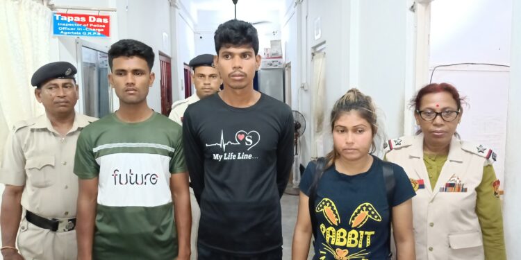 পুলিশের হাতে আটক এক মহিলা সহ তিন বাংলাদেশী