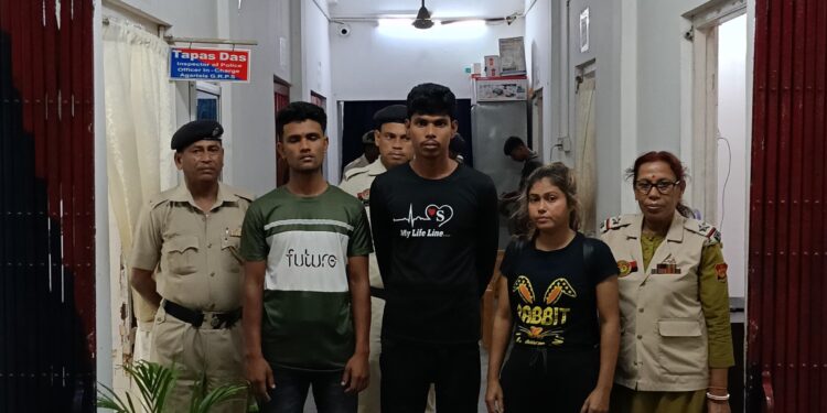 পুলিশের হাতে আটক এক মহিলা সহ তিন বাংলাদেশী