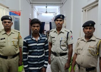 বাংলাদেশী যুবক আটক!