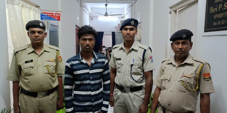 বাংলাদেশী যুবক আটক!