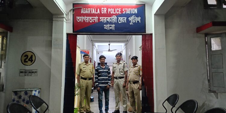 বাংলাদেশী যুবক আটক!