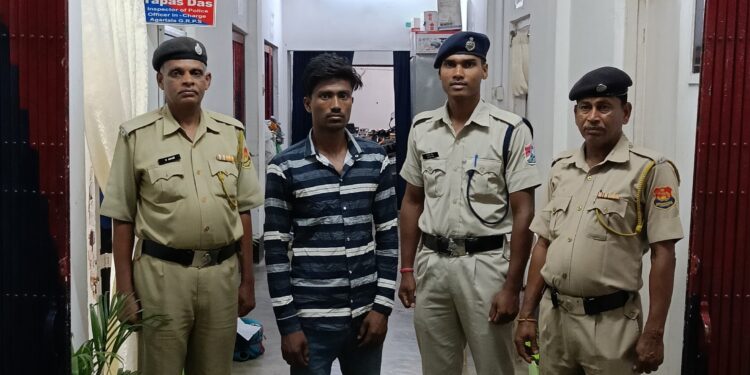 বাংলাদেশী যুবক আটক!